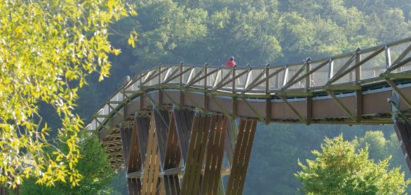 Längste Holzbrücke Europa 'Tatzelwurm' © Naturpark Altmühltal/Andreas Hub