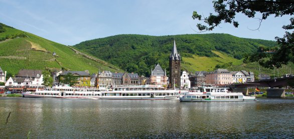 Schiffe vor Bernkastel Kues © beatuerk-fotolia.com